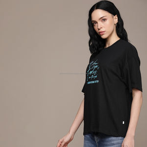 Camiseta de Mujer Fit2Fight con Estampado Irregular y Logotipo Personalizado, Cuello Redondo, Estilo Hip Hop Urbano - Product Image 3