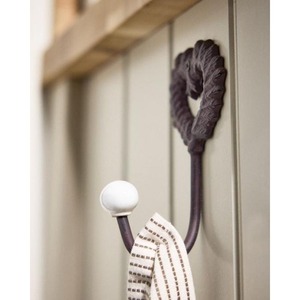 Fuertes y prácticos ganchos de pared de Metal de diseño rústico con detalles hechos a mano para casas de estilo moderno y vintage - Product Image 1