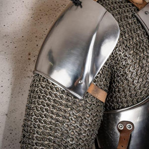 ชุดเกราะอกเหล็กกล้าอ่อนสไตล์โกธิคยุคกลาง งานฝีมือ สำหรับนักรบครูเสด พร้อมใช้งานในศึก คุณภาพสูง แบบสี่ชิ้น - Product Image 2