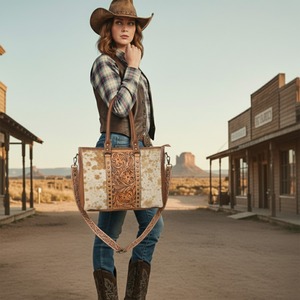 Bolso de mano de cuero de vaca hecho a mano de diseñador con correas ajustables Cierre de cremallera Tallado a mano a juego en ambos lados - Product Image 6