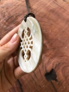 Collier à pendentif personnalisé en corne Meilleure qualité pour les femmes Collier à pendentif en corne de buffle pour fête Meilleur prix Taille personnalisée - Product Image 3