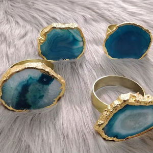 Anneaux de serviette en résine fabriqués à la main avec des motifs floraux intégrés et créant une touche unique pour les paramètres de table saisonniers et de vacances - Product Image 1