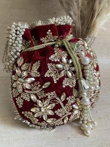 2025 @ Femmes brodées à la main sur des sacs potli marron sur tissu de velours avec des perles de verre en cristal embellies, travail Dabka - Product Image 2