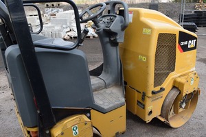 Rouleau utilitaire Caterpillar CB14B remis à neuf 1.5 tonnes 22.5HP compacteur vibrant tandem diesel pour travaux d'asphalte et de surface - Product Image 3