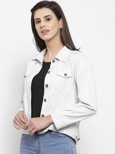 Chaqueta vaquera desgastada con ribete de piel acogedora para mujer personalizable para invierno moda algodón relleno logotipo personalizado - Product Image 2