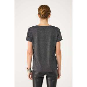 Camiseta Básica Brillante con Cuello en V - Product Image 5