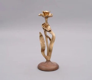 Bougeoir en aluminium doré Artisan avec verre ouragan parfait pour ajouter un charme élégant, confortable et décoratif - Product Image 4