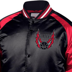 OEM logotipo personalizado Unisex elegante satén vuelo chaqueta hombres ligero bolsillo americano béisbol satén Varsity chaqueta para hombres - Product Image 4