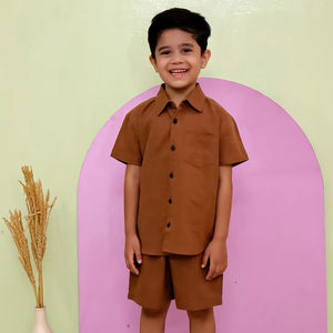 Conjunto de ropa informal para niños-Camiseta con botones y pantalones cortos marrones para niños Estilo sólido para el verano - Product Image 1