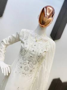 Vêtements de créateur, salwar kameez traditionnel en trois pièces, broderie, entièrement cousu en soie chinon pour les occasions de fête - Product Image 2