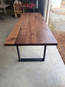 Mesa de Comedor de Nogal de Lujo Personalizada, Muebles Hechos a Mano de Madera Maciza con Elegante Superficie de Grano Natural y Estructura de Base Minimalista - Product Image 4