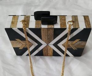 Sac à main de mariée en résine de luxe pour femmes, fermeture ouverte, travail artisanal en métal et pierres, orné de boutons de perles, best-seller - Product Image 5