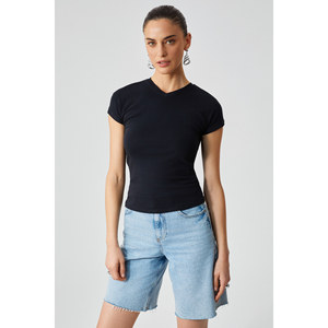 ETHIQUET MARTA Camiseta ajustada de manga corta con cuello redondo para mujer - Product Image 1