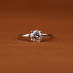 Anillo de compromiso de corte redondo chapado en oro sólido de 10KT estilo clásico de lujo con anillo de cumpleaños certificado IGI de diamante pequeño cultivado en laboratorio - Product Image 1