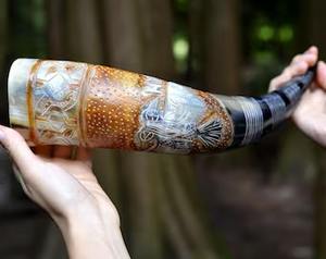 Corne à boire naturelle artisanale de qualité supérieure, authentique style Viking, pour bière et hydromel, disponible à la vente - Product Image 5