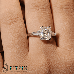 Bague de fiançailles rayonnante et conique à 3 pierres en diamant taillé baguette pour femme - Product Image 3