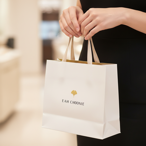 ถุงกระดาษคราฟท์สีขาวดำขนาดเล็ก แฟชั่น หรูหรา ราคาถูก พิมพ์โลโก้ใหม่ตามสั่ง ปี 2026 เหมาะสำหรับโปรโมชั่น ช้อปปิ้ง ขายปลีก ของขวัญ จากเวียดนาม - Product Image 4