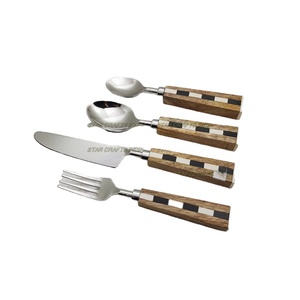 Ensemble de couverts plaqué argent en acier inoxydable avec manche en résine design le plus exigeant avec 4 pièces dans un cadeau en acier inoxydable - Product Image 1