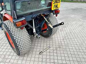 Tractor Compacto para Césped B2230 de 22 HP con Tracción en las 4 Ruedas, Transmisión por Engranajes y Alta Productividad, Japón - Product Image 2