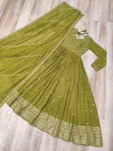 Robe Anarkali / Salwar Kameez longue en tissu Faux Georgette couleur Mahendi, richement brodée, pour soirée, prix de gros - Product Image 6