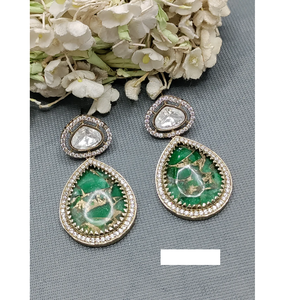 Pendientes colgantes listos para ocasiones festivas para mujeres con detalles ricos y características elegantes de piedra de alto pulido de La India - Product Image 1