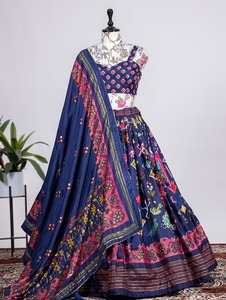 Robe indienne traditionnelle de qualité supérieure en soie imprimé et feuille Lehenga avec Blouse en soie et fabricant dupata de Surat - Product Image 3