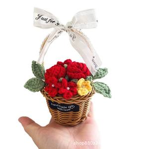 Panier de fleurs tricoté à la main transfrontalier avec roses artificielles, lys et gypsophile pour la fête des enseignants/la fête des mères - Product Image 1