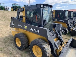 Chargeuse compacte sur pneus diesel John Deere, équipement de construction jaune - Product Image 5