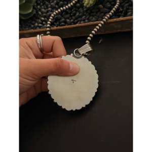 Pendentif en grappe serti clos Timothy Yazzie, turquoise mélangée et argent sterling, technologie d'incrustation - Product Image 5