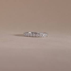 Anillo de compromiso de diamante cultivado en laboratorio redondo chapado en oro de 18 quilates para mujer - Product Image 6