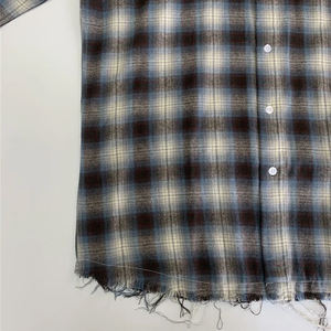 Camisa a cuadros con etiqueta personalizada y dobladillo sin rematar, corte y confección en 100% algodón, ropa de otoño, chaqueta de franela bordada con botones a presión para hombre - Product Image 3