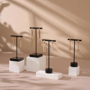 Soporte de joyería negro simple con ganchos para collares Anillos Pendientes Perfecto para uso de mesa de tocador mínimo de la India - Product Image 1