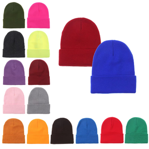 Vente en gros de bonnets classiques personnalisés avec votre propre logo chapeaux tricotés de couleur unie chapeau chaud patchs personnalisés bonnets - Product Image 6