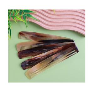 Peine de cuerno tradicional hecho a mano para el cuidado diario del cabello, herramienta duradera cómoda ecológica, acabado liso pulido para uso en salón - Product Image 1