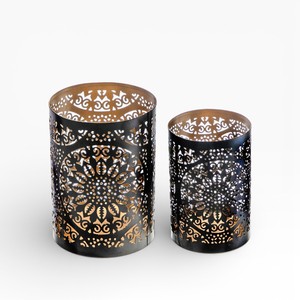 Juego de Dos Portavelas Votivas de Metal Negro y Dorado con Patrón de Calado Inspirado en Mandala - Product Image 3