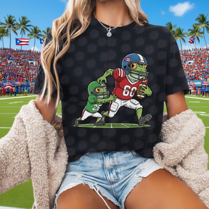 T-Shirt Coquis 'Giocando a Calcio' per Tifosi di Porto Rico, Maglietta per il Giorno della Partita, Orgoglio dell'Isola, Divertimento Sportivo, Regalo Promozionale - Product Image 2