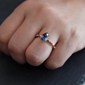 Anillo de compromiso de Alejandrita de pera de Plata de Ley 925, anillo de bodas de Alejandrita de lágrima chapado en oro rosa de 14K - Product Image 6