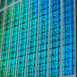 Etiqueta de Seguridad Holográfica Azul Torque, Anti-Falsificación, a Prueba de Manipulaciones, Impermeable, Forma Ovalada, Solución de Etiquetas Digititech - Product Image 1