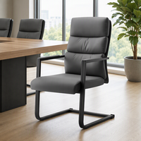 Chaise d'invité cantilever à cadre noir mat, dossier triple segment en cuir PU gris, base en traîneau, pour salle de réunion 2128