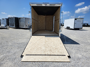 Nouvelle remorque de transport de marchandises fermée 2027 US 7x14' hauteur 84 pouces charge utile 2001-3000 kg porte à rampe - Product Image 6