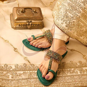 Nouveau style, vente en gros, confortable, Kolhapuri, fabrication artisanale, chaussures pour femmes, dessus en velours, tendance de la mode, imprimé, antidérapant - Product Image 2