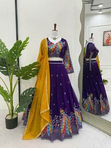 Juego de Lehenga Choli de imitación elegante de color púrpura con Bordado de hilo y lentejuelas y una Dupatta amarilla para fiestas de bodas - Product Image 4