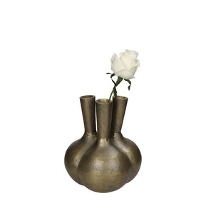 Elegante florero de metal de aluminio de primera calidad con una construcción artesanal duradera ideal para arreglos florales elegantes - Product Image 1