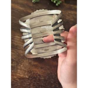 Hecho a Mano por los Navajo # Brazalete de Plata de Ley con 8 Turquesas, Accesorio de Moda - Product Image 5