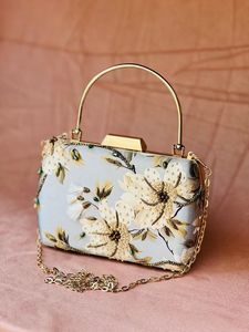 Bolso de mano de seda Zardozi floral de moda nupcial con adornos de perlas monedero de noche tradicional indio para festivales de boda - Product Image 3