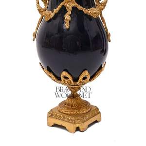 Jarrón decorativo antiguo de latón y porcelana con acabado azul marino, detalles dorados ornamentados, diseño de inspiración vintage y lujoso - Product Image 2