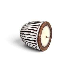Bougie d'aromathérapie artisanale en bois avec accents sculptés blancs pour une décoration rustique de la maison - Product Image 3