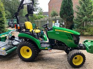 Tracteur agricole compact d'occasion John Deere 2WD 25 CV 3025E – Prix usine – Idéal pour l'agriculture - Product Image 2