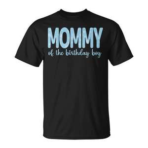 T-shirt « Maman du gamin d'honneur » – Thème Hiver Magique – Cadeau promotionnel pour maman pour la célébration du 1er anniversaire - Product Image 1