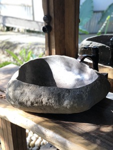 Lavabo Ovalado de Piedra Natural Tradicional con Pedestal, Desagüe y Grifo Monomando de Palanca para Uso en Hoteles - Product Image 2